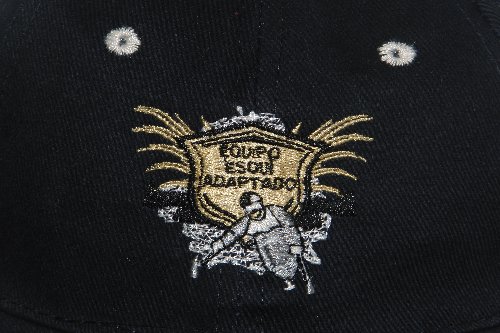 Fotografía del diseño de la gorra con el logotipo bordado
