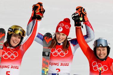Petra Vlhova se lleva el oro olímpico en el Slalom y Shiffrin vuelve a caer