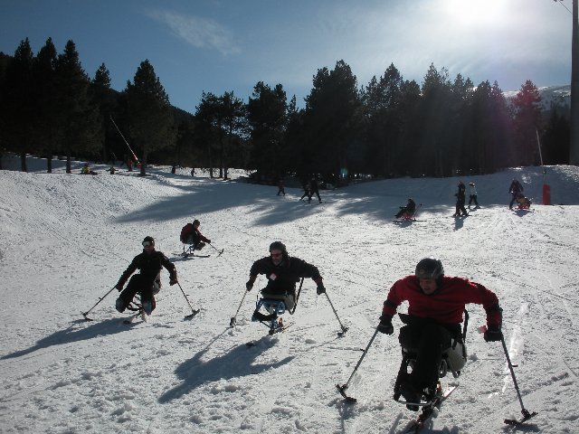 Fotografía de esquiadores discapacitados en pistas de la Molina