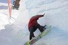 Más de 2.000 esquiadores surfearon la ola de nieve gigante en Astún