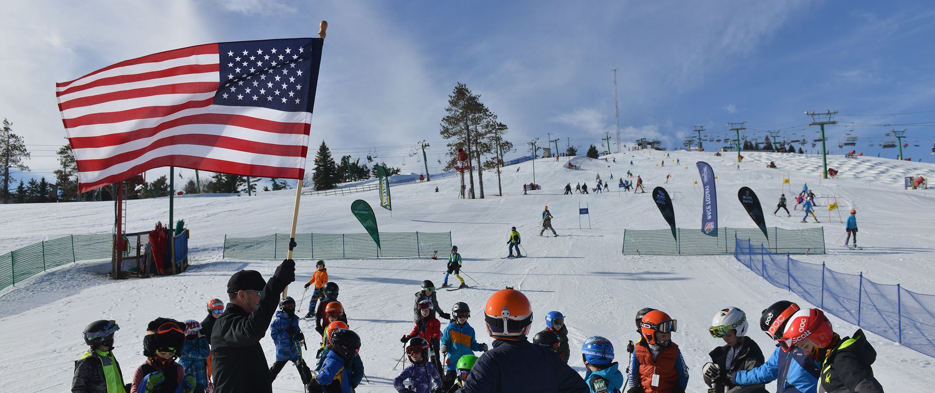 Bandera de los estados unidos en estacion de esqui