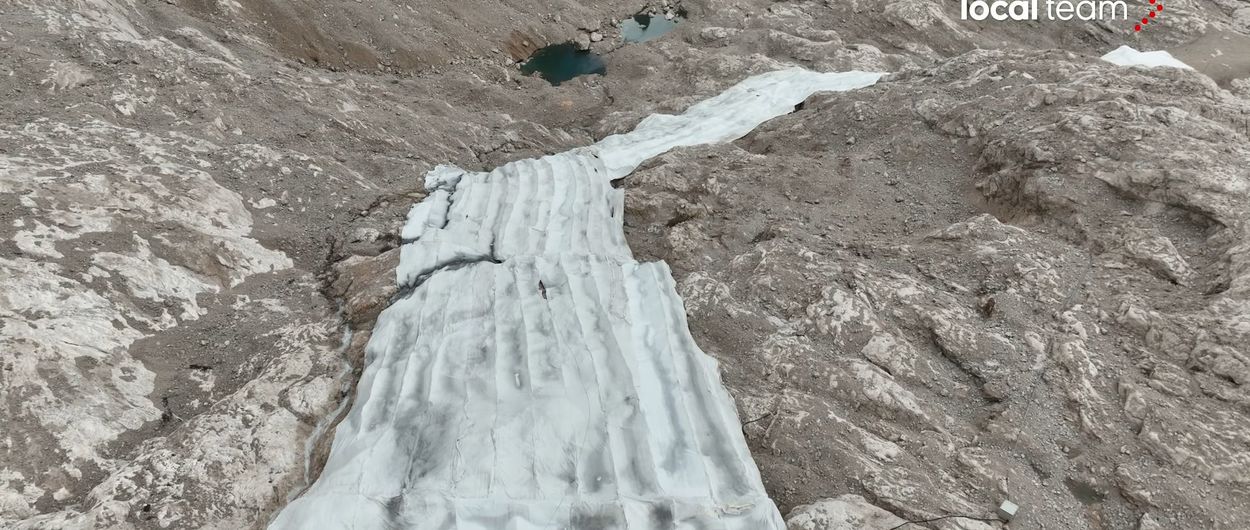 Las impactantes imágenes de la retirada de lonas del glaciar de la Marmolada