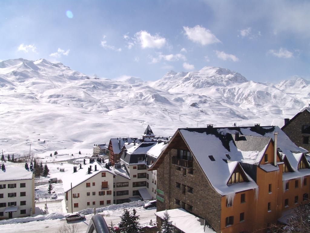 Vista de las pistas de esquí de Formigal desde la urbanización
