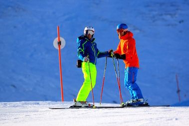 ¿Por qué los esquiadores de nivel alto se cansan menos?