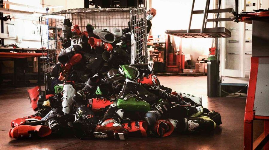 Recogida de botas de esquí para reciclar