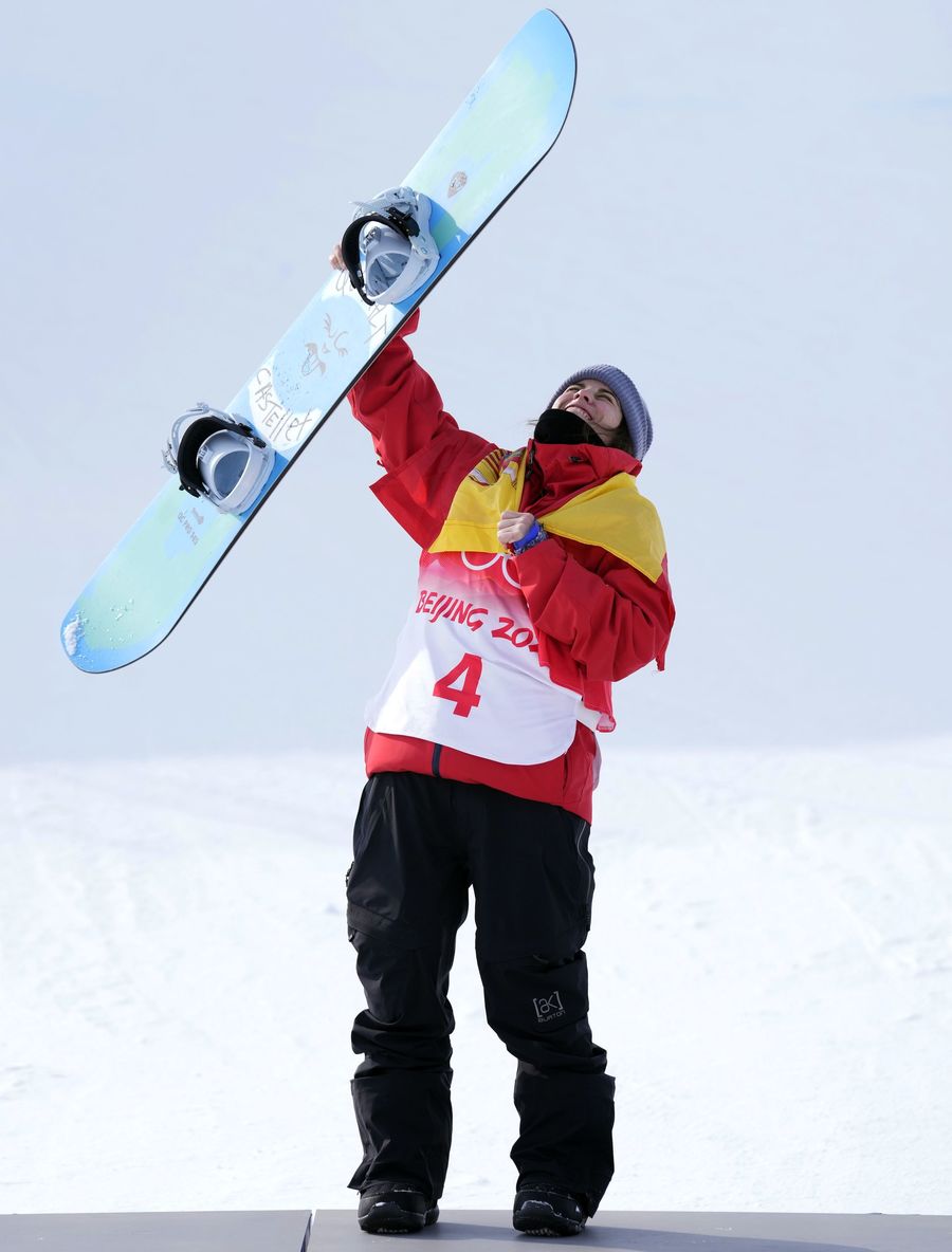 Queralt castellet en el podio de Pekin 2022 con tabla de snowboard