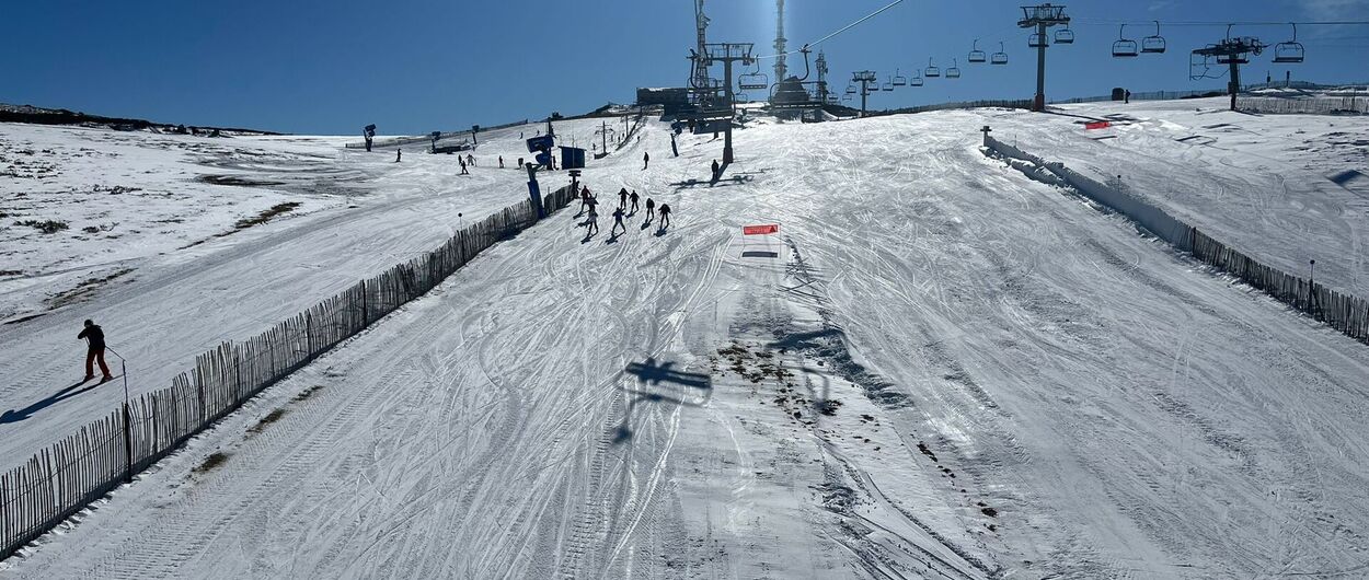 Manzaneda cumple sus 15 días de temporada de esquí con una bajada de antorchas