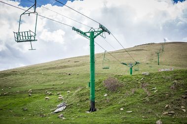 Telesillas oxidados y «estaciones fantasma» en los Pirineos