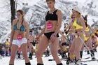 Baten en Sochi el record del mundo de esquiadores en bañador