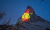 La bandera española ilumina el Matterhorn en su apoyo a la crisis del coronavirus