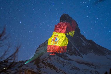 La bandera española ilumina el Matterhorn en su apoyo a la crisis del coronavirus
