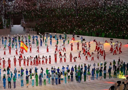 Fotografía de la ceremonia inaugural donde se ve el equipo Español en el centro del estadio rodeado de más países