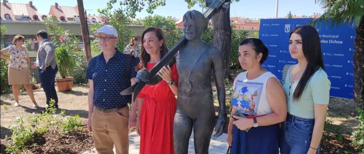 La esquiadora olímpica Blanca Fernández Ochoa ya tiene su estatua en Madrid