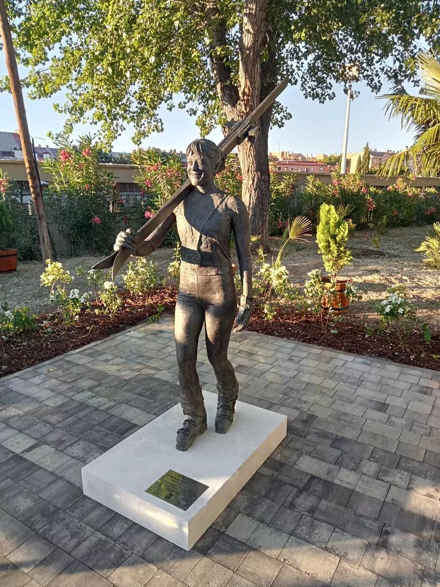 Imagen de la estatua de Blanca Fernandez Ochoa en Carabanchel