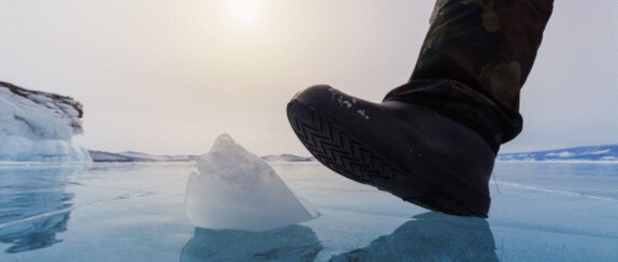 ¿Conoces la técnica para caminar sobre hielo sin resbalar?