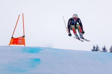 Marcel Hirscher aprieta sus Van Deer Ski para la Copa del Mundo de esquí