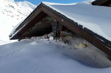 Un alud destroza el restaurante La Coma de la estación de esquí de Ordino