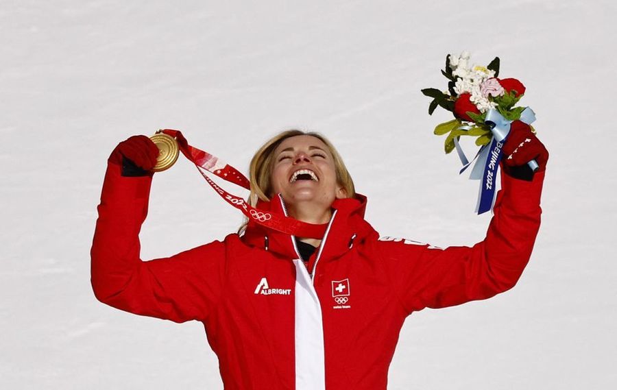 Lara Gut celebrando su medalla de oro en Pekin 2022