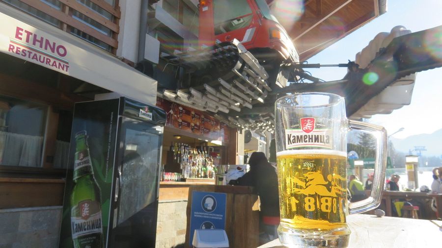 Final de fiesta en la parte baja, junto a la cabina en el bar “Pisten Bully” con una cervecita bajo la sombra de una pisapistas. 