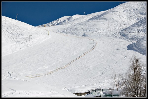 La pista cercana al hotel balizada para carreras con mucha nieve. Shemshak (Irán). Foto de Elur.