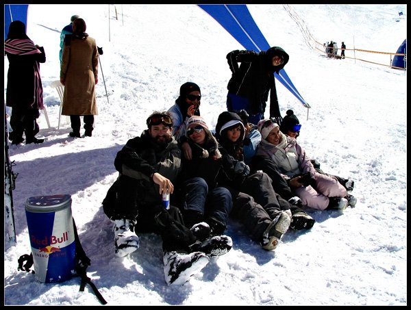 Elur con las chicas de Red Bull en Shemshak. Irán. Foto de Sonic