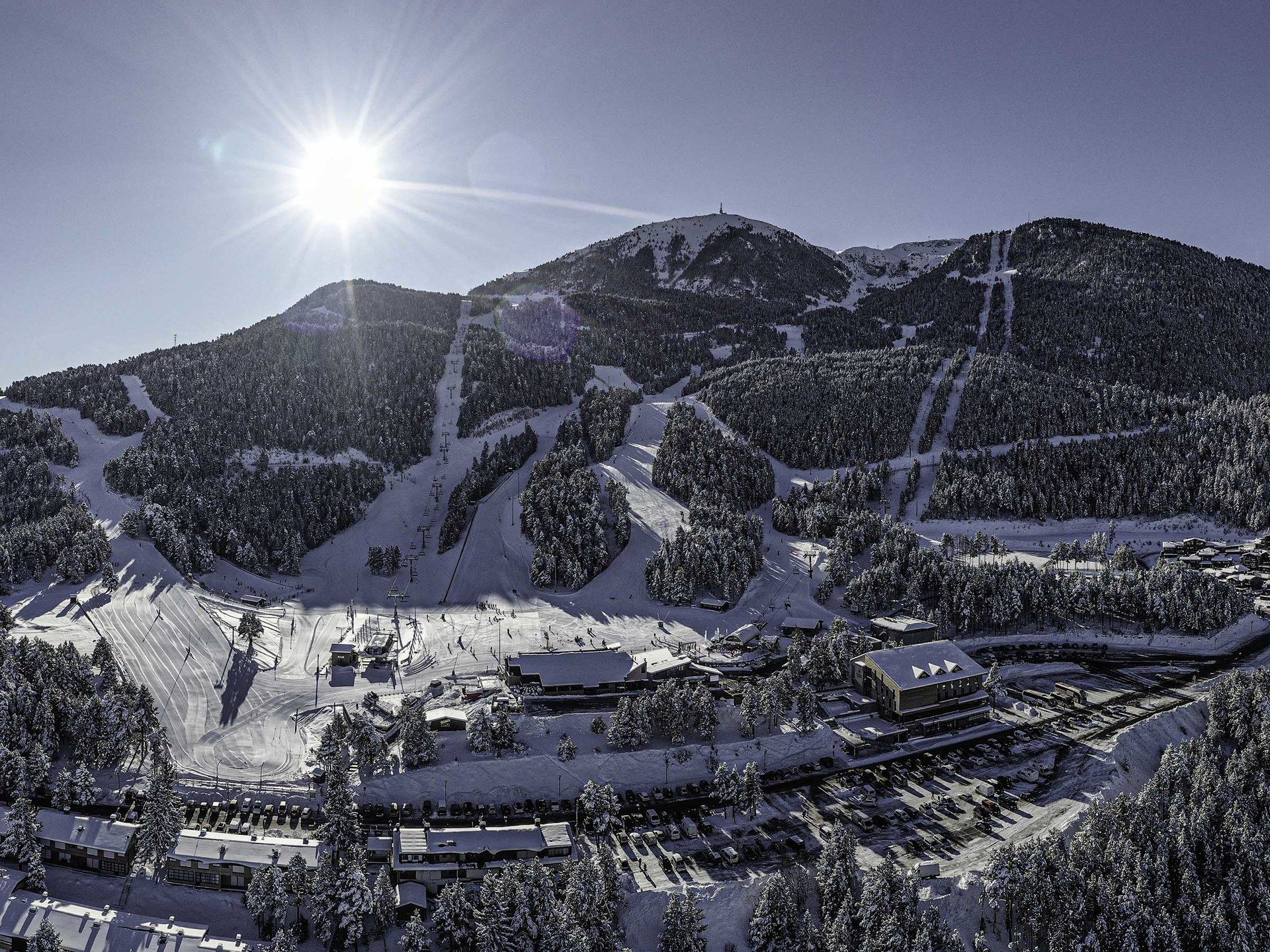 Imagen aérea de Masella en temporada de esquí con nieve