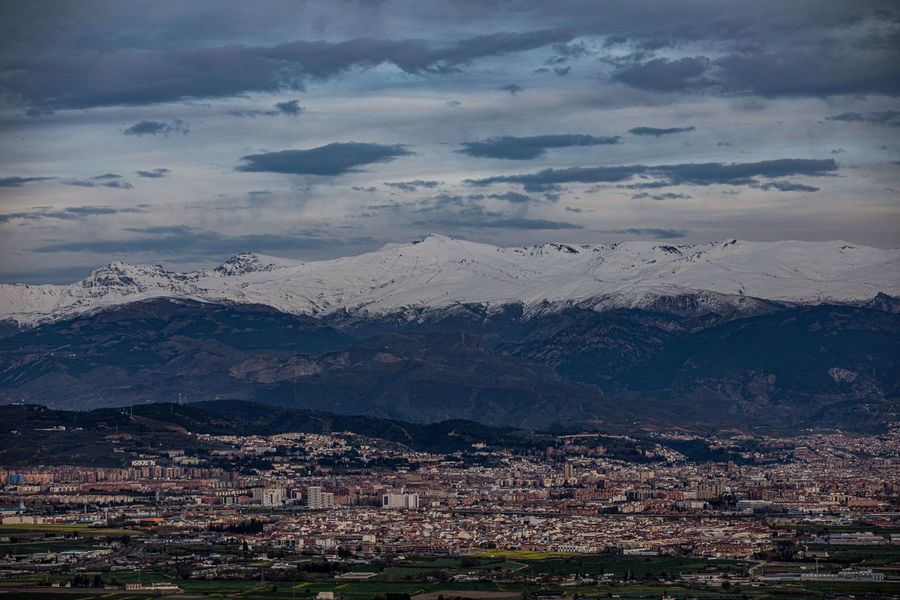Vista de las  montañas de Sierra Nevada con nieve desde Granada
