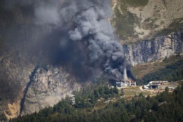 Un incendio arrasa el teleférico Grands Montets de Chamonix