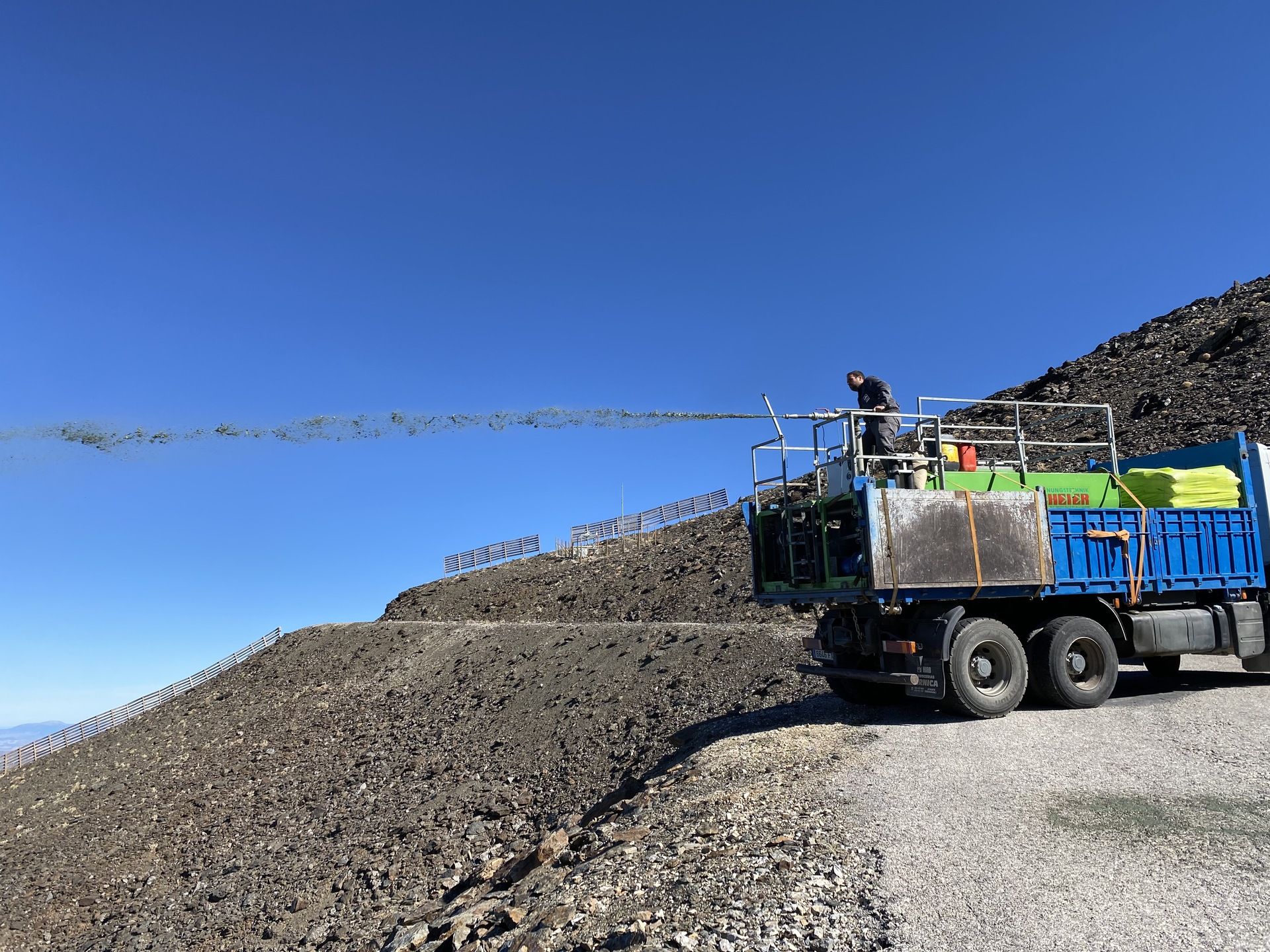 Imagen de un camion realizando trabajos de hidrosiembra en Sierra Nevada