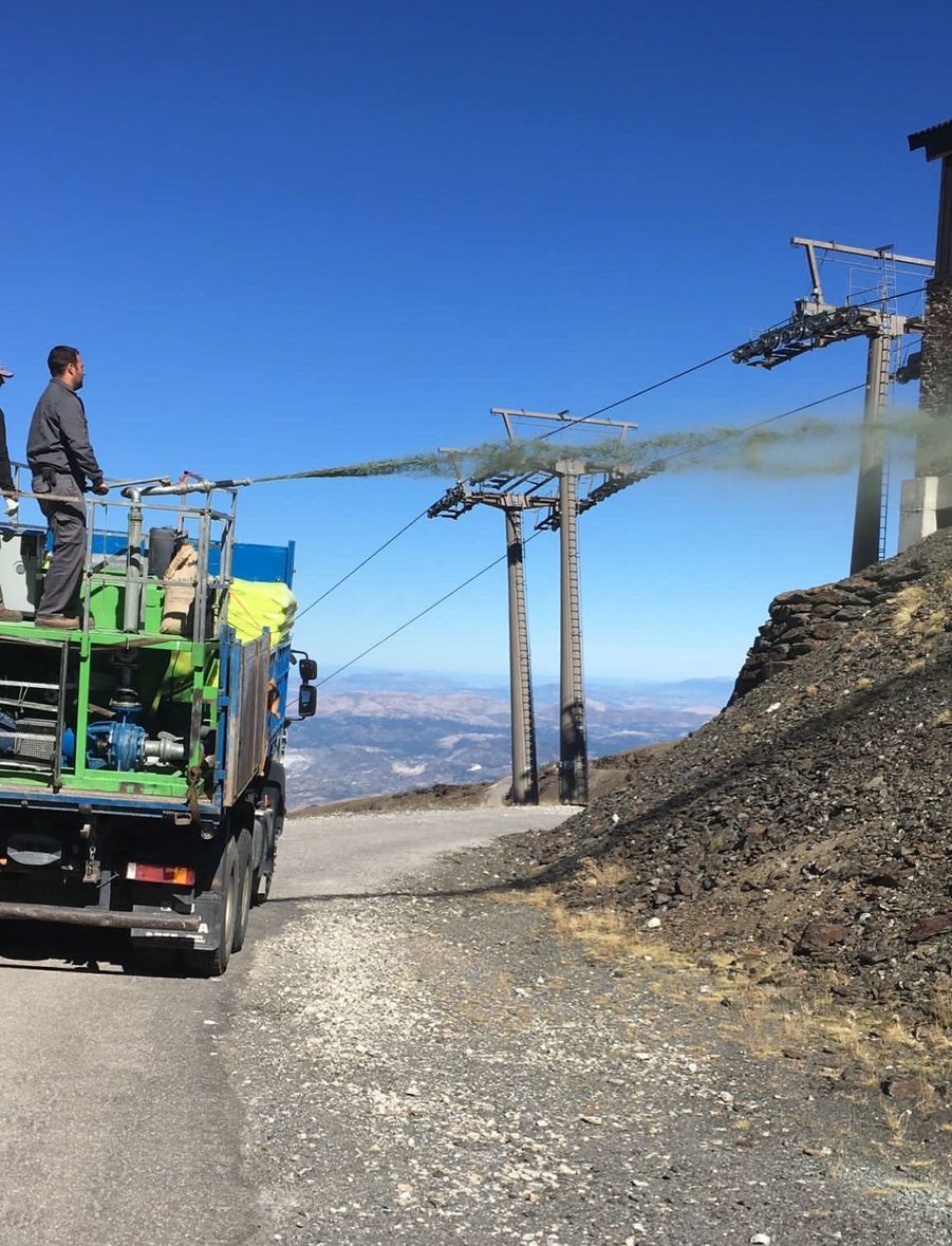 Imagen de camion de apoyo a los trabajos de hidrosiembra en la estacion de esqui de Sierra Nevada