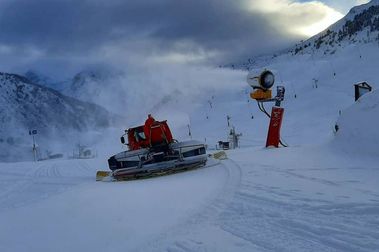 Candanchú trabaja para intentar abrir su temporada de esquí el día 26