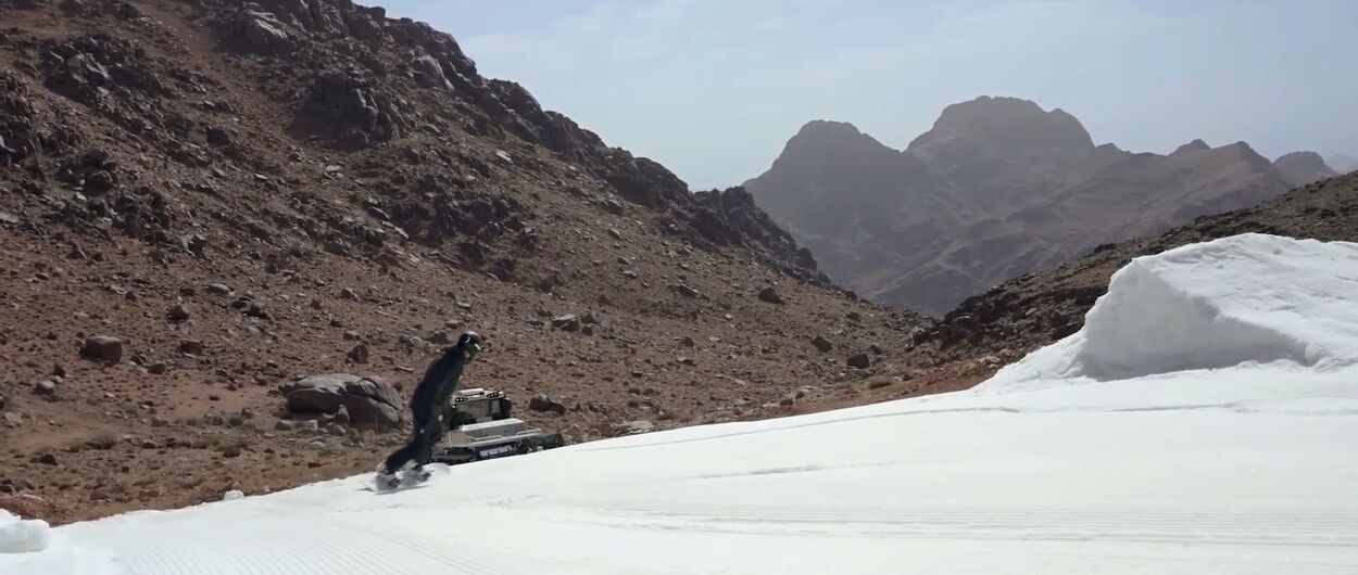 Ya se puede esquiar en Arabia Saudí: Trojena crea su primera pista con nieve