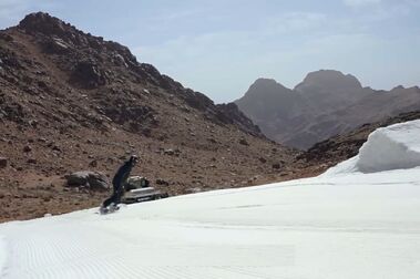 Ya se puede esquiar en Arabia Saudí: Trojena crea su primera pista con nieve
