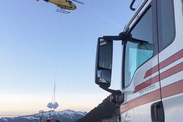 Las estación de esquí de Baqueira transporta nieve en helicóptero y camiones