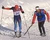 Un esquiador ruso acaba la carrera gracias a un entrenador rival