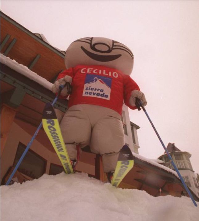 Pin de la mascota del campeonato mundial de esquí Sierra Nevada 1995 Cecilio abrazo 