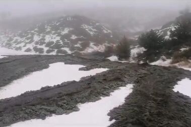 Una corriente de barro inunda varias pistas de esquí de Sierra Nevada