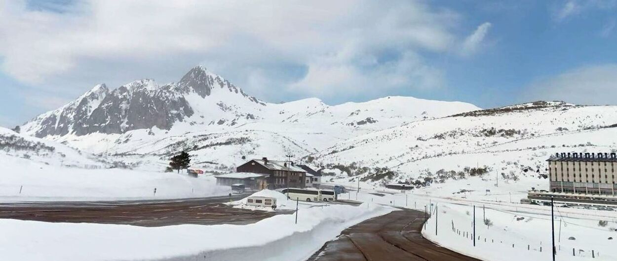 La estación de esquí de San Isidro arreglará el parking tras los problemas de estos días