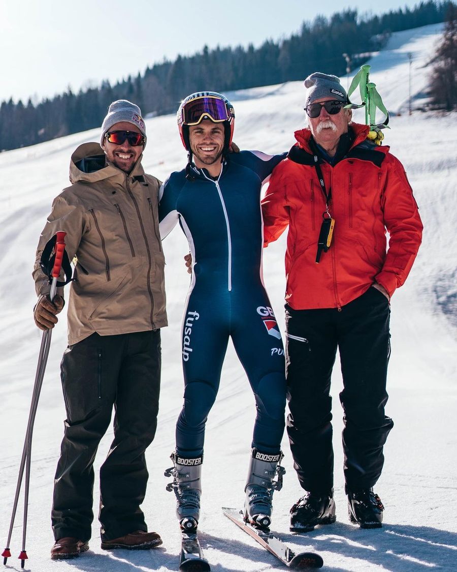 Marcel Hirscher con el Van Deer Ski Team