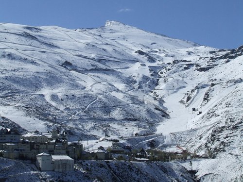 El Pico del Veleta vuelve a estar cargado de nieve