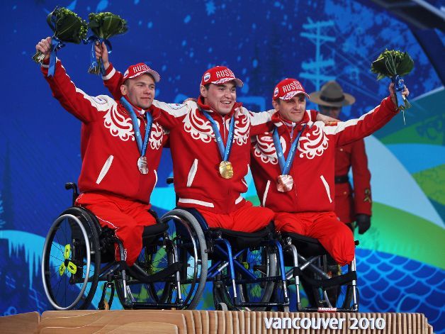 Fotografía de un podio con tres esquiadores
