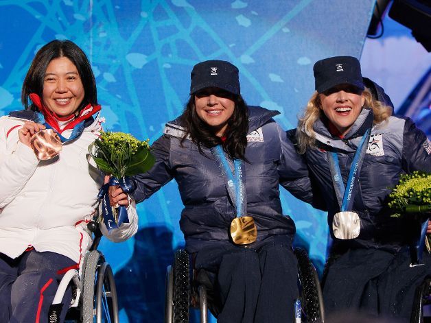 Fotografía de un podio con tres esquiadoras