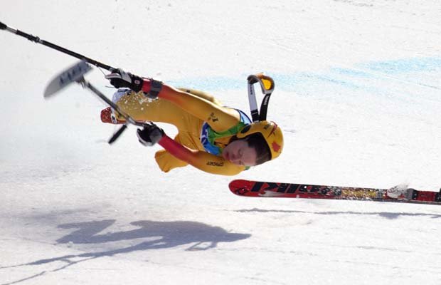 Fotografía de una esquiadora de la categoría de pie en una caida