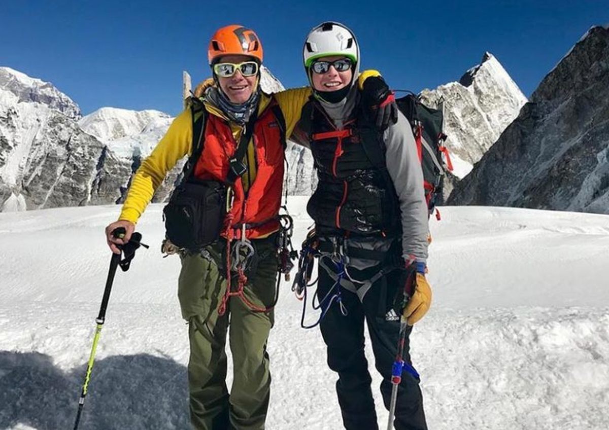 After skiing. Два альпиниста. Альпинистские очки cebe Lhotse. Everest №6962.