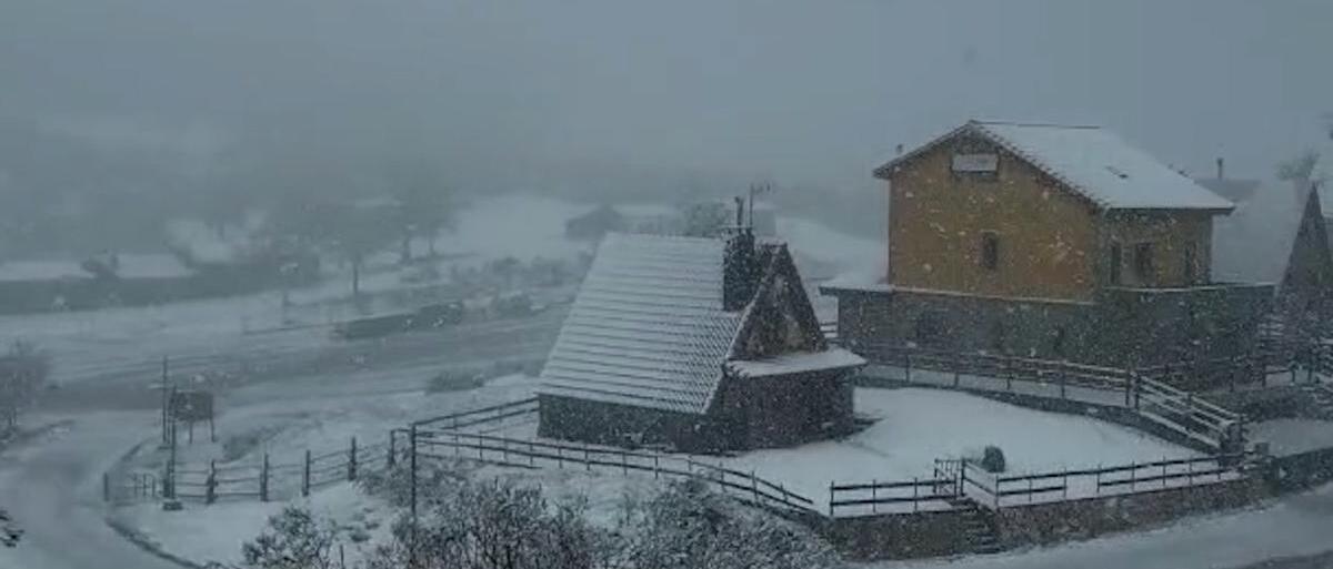 Una intensa nevada tiñe de blanco la montaña de Asturias
