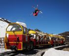 Espectacular salto y backflip en esquís sobre el tren de Artouste