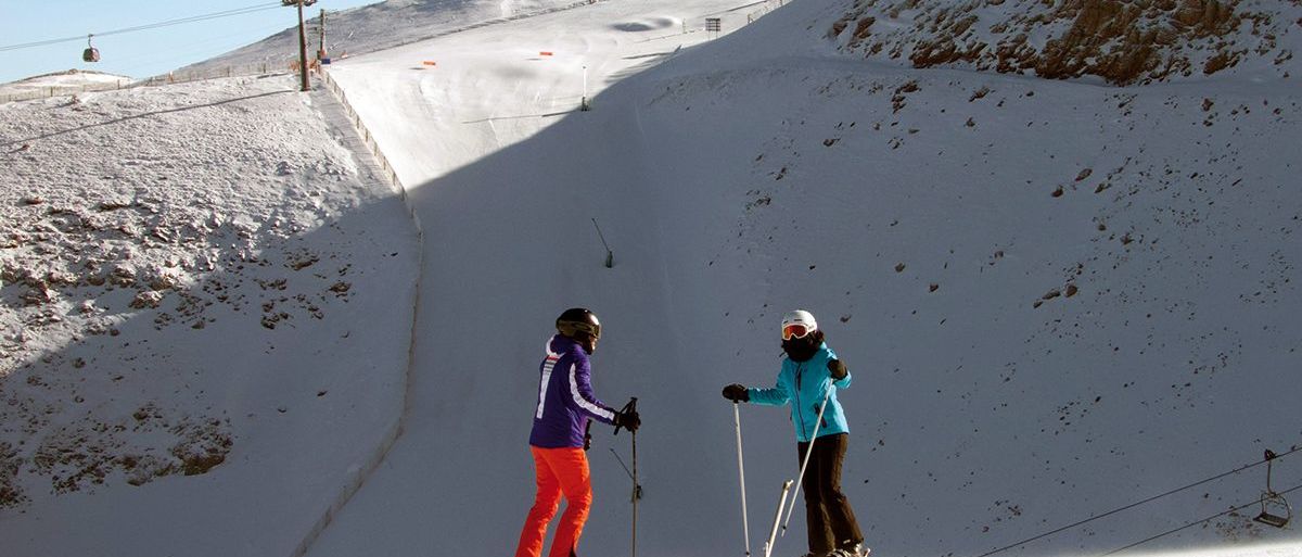 Pros y contras de esquiar con tus amigos o con tu pareja