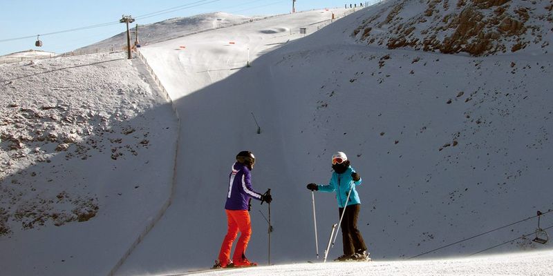 Pros y contras de esquiar con tus amigos o con tu pareja