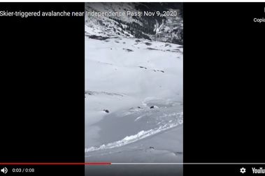 Esquiador a punto de ser engullido por una avalancha en Colorado