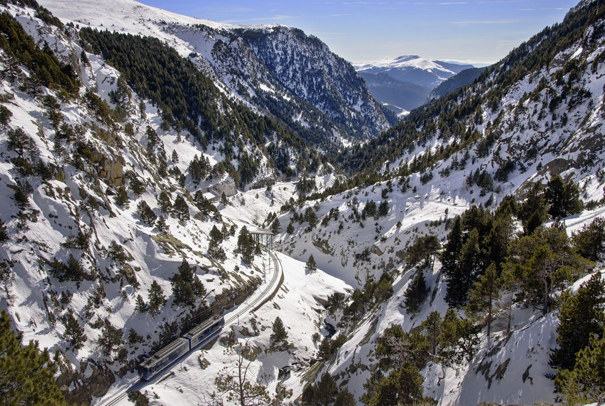 Tren cremallera llegando a la Vall de Núria (Foto: Oriol Molas - Vall de Núria).